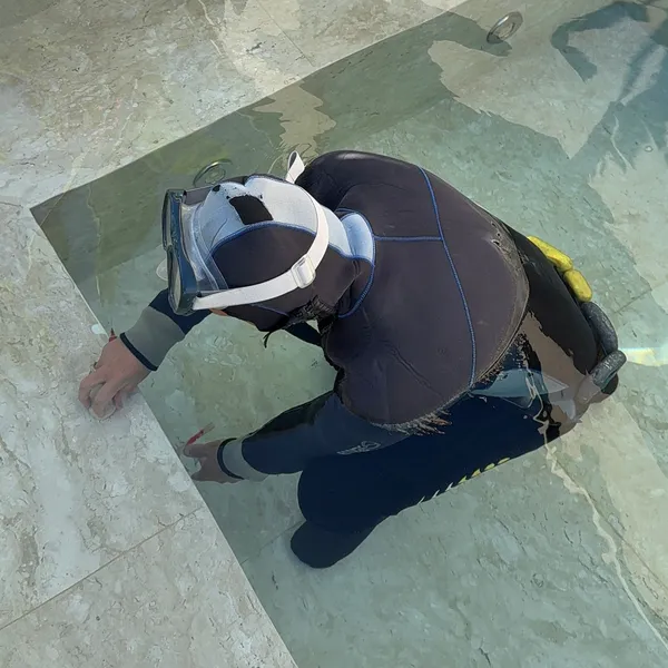 Execução de reparo submerso em piscina.